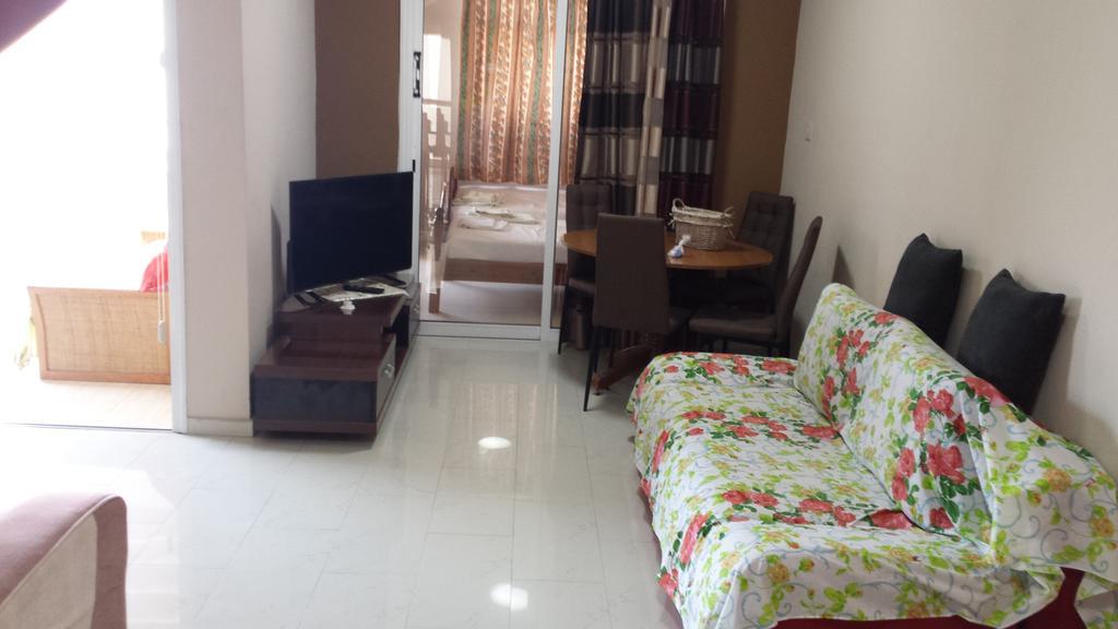 Panikos Beach Apartment I Larnaca Bagian luar foto